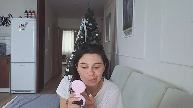 Snapshot of KristineEsme chatting on 12.14.25 KristineEsme online show from 12.14.25