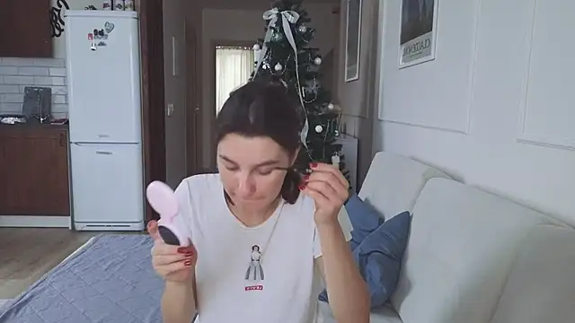 Snapshot of KristineEsme chatting on 12.17.25 KristineEsme online show from 12.17.25