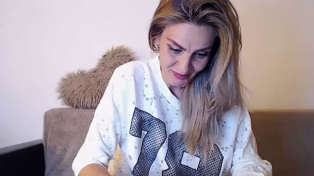 Snapshot of AshlineKatte chatting on 05.11.26 AshlineKatte online show from 05.11.26