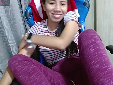 Snapshot of Danielagomez33 chatting on 04.14.26 Danielagomez33 online show from 04.14.26