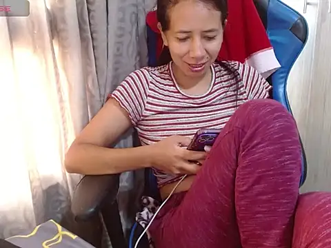 Snapshot of Danielagomez33 chatting on 04.14.26 Danielagomez33 online show from 04.14.26