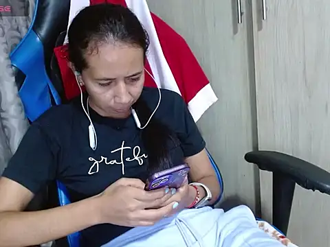 Snapshot of Danielagomez33 chatting on 04.16.26 Danielagomez33 online show from 04.16.26