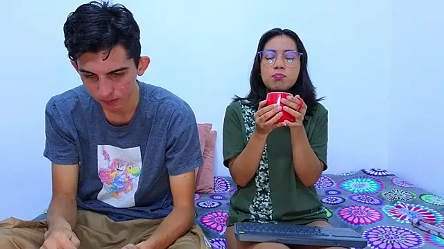 Snapshot of Ana_and_Leo chatting on 02.05.25 Ana and Leo online show from 02.05.25