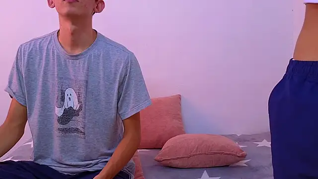 Snapshot of Ana_and_Leo chatting on 02.10.25 Ana and Leo online show from 02.10.25