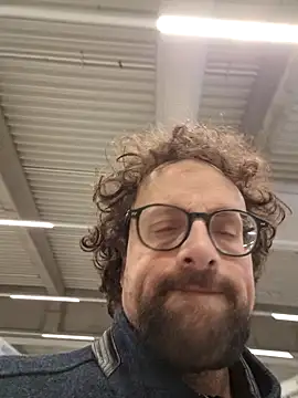 Snapshot of littlehairyman chatting on 01.18.25 littlehairyman online show from 01.18.25