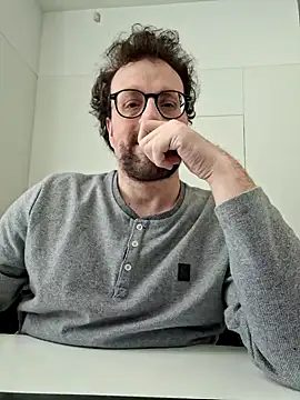 Snapshot of littlehairyman chatting on 03.06.25 littlehairyman online show from 03.06.25