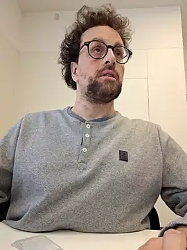 Snapshot of littlehairyman chatting on 03.06.25 littlehairyman online show from 03.06.25