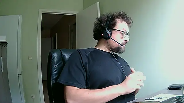 Snapshot of littlehairyman chatting on 10.03.25 littlehairyman online show from 10.03.25