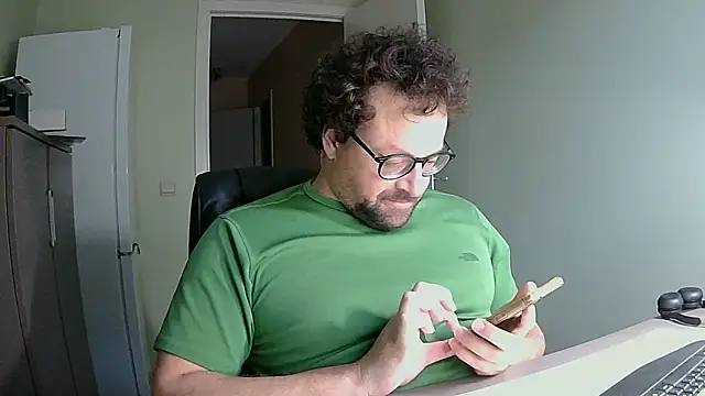 Snapshot of littlehairyman chatting on 10.20.25 littlehairyman online show from 10.20.25