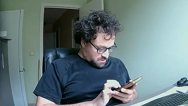 Snapshot of littlehairyman chatting on 10.28.25 littlehairyman online show from 10.28.25