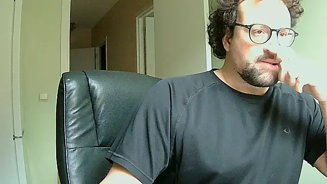 Snapshot of littlehairyman chatting on 10.31.25 littlehairyman online show from 10.31.25