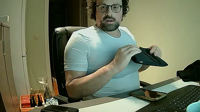 Snapshot of littlehairyman chatting on 01.09.26 littlehairyman online show from 01.09.26