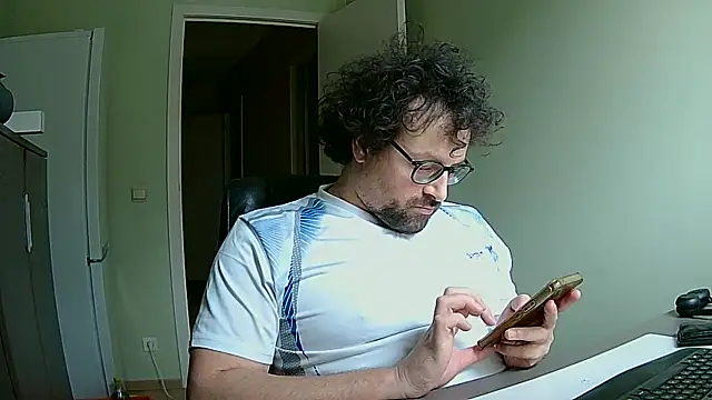 Snapshot of littlehairyman chatting on 01.12.26 littlehairyman online show from 01.12.26