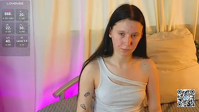 Snapshot of mon_lola chatting on 01.13.25 mon lola online show from 01.13.25