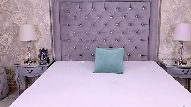 Snapshot of LexiRiley chatting on 10.28.25 LexiRiley online show from 10.28.25