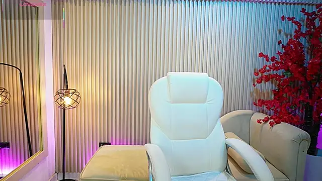 Emma Walkerr  online show from 09.18.25