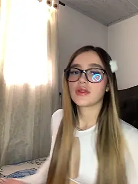 Snapshot of LunaShine_ chatting on 01.16.25 LunaShine online show from 01.16.25