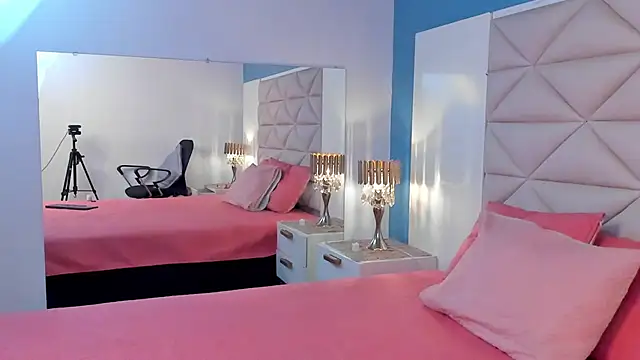 Snapshot of KarenSims chatting on 03.04.25 KarenSims online show from 03.04.25