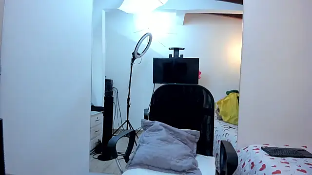 Snapshot of KarenSims chatting on 11.21.25 KarenSims online show from 11.21.25