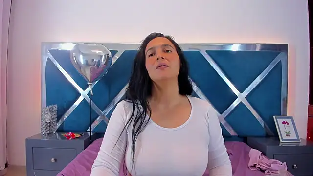 Snapshot of LucineArias chatting on 03.20.25 LucineArias online show from 03.20.25