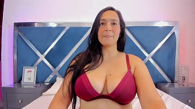 Snapshot of LucineArias chatting on 10.21.25 LucineArias online show from 10.21.25