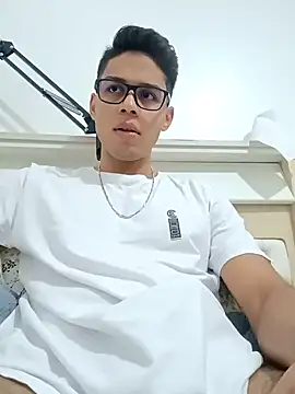 Snapshot of HornyTiger744 chatting on 12.19.25 HornyTiger744 online show from 12.19.25