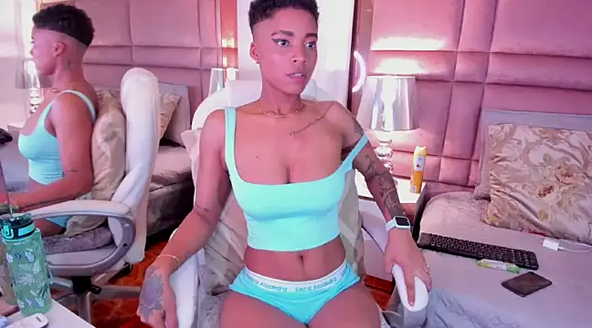 LuciaWallace online show from 02.15.25