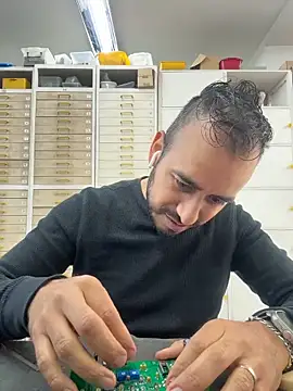 Snapshot of leonardohot1987 chatting on 12.04.25 leonardohot1987 online show from 12.04.25