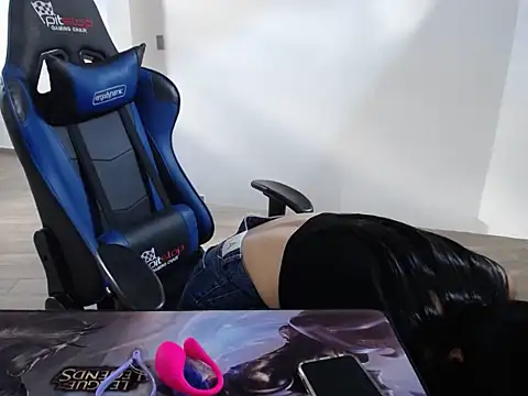 Snapshot of Francheskasmile chatting on 02.24.25 Francheskasmile online show from 02.24.25