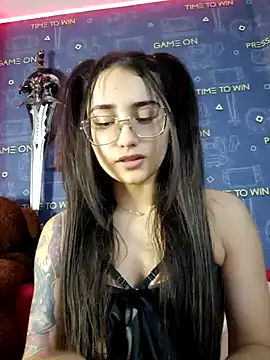 Snapshot of LittleX_Angel chatting on 02.14.25 LittleX Angel online show from 02.14.25