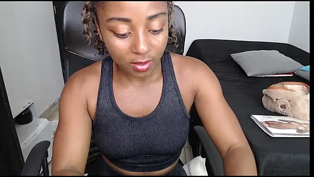 Snapshot of avis_lara chatting on 02.18.26 avis lara online show from 02.18.26