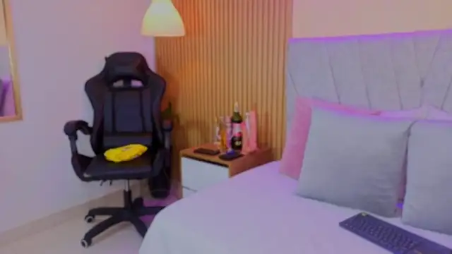 Snapshot of avis_lara chatting on 02.25.26 avis lara online show from 02.25.26