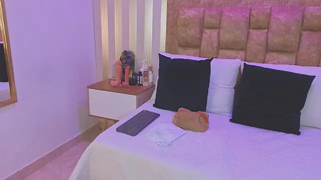 Snapshot of avis_lara chatting on 03.04.26 avis lara online show from 03.04.26