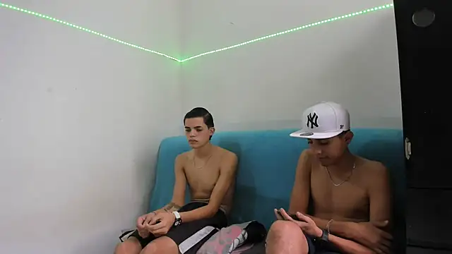 Latinos 2001 online show from 02.15.25