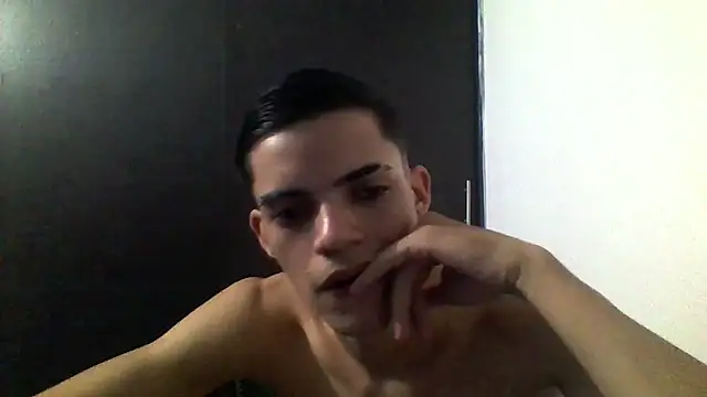 Snapshot of Latinos_2001 chatting on 05.09.26 Latinos 2001 online show from 05.09.26