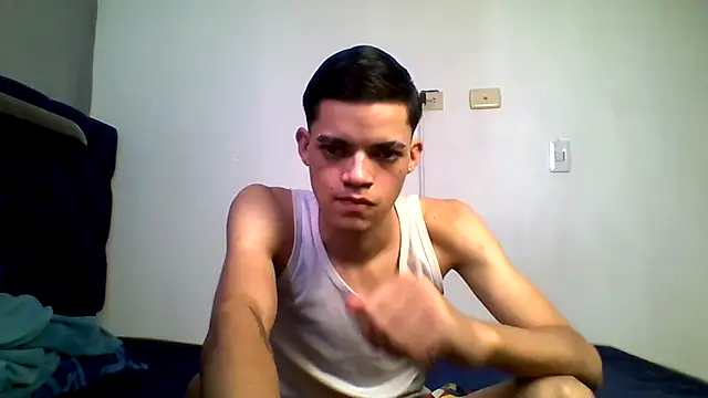 Snapshot of Latinos_2001 chatting on 07.24.26 Latinos 2001 online show from 07.24.26