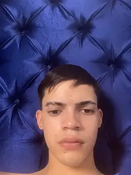 Snapshot of Latinos_2001 chatting on 07.28.26 Latinos 2001 online show from 07.28.26