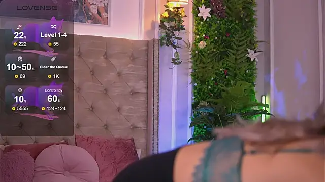 Snapshot of SarahPeach8 chatting on 02.10.25 SarahPeach8 online show from 02.10.25