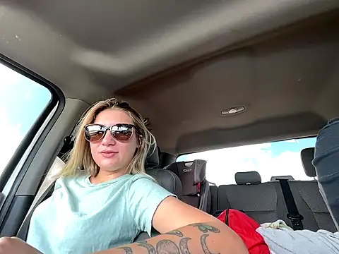 Snapshot of Hatgirl69 chatting on 09.20.25 Hatgirl69 online show from 09.20.25