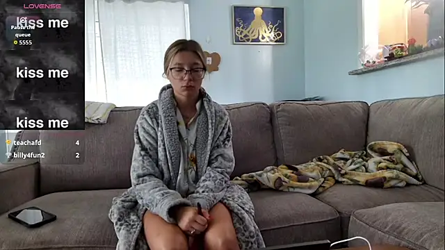 Snapshot of Hatgirl69 chatting on 10.09.25 Hatgirl69 online show from 10.09.25