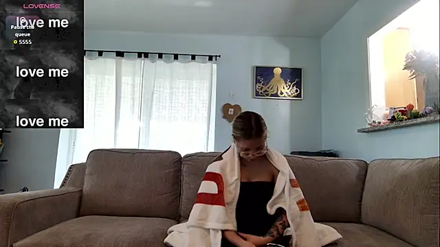 Snapshot of Hatgirl69 chatting on 10.13.25 Hatgirl69 online show from 10.13.25