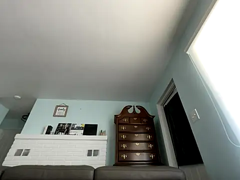 Snapshot of Hatgirl69 chatting on 10.27.25 Hatgirl69 online show from 10.27.25