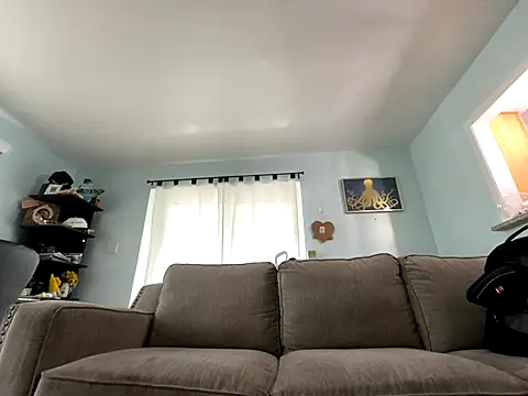 Snapshot of Hatgirl69 chatting on 10.29.25 Hatgirl69 online show from 10.29.25