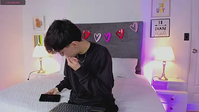 Snapshot of ethan_and_ava chatting on 02.25.25 ethan and ava online show from 02.25.25