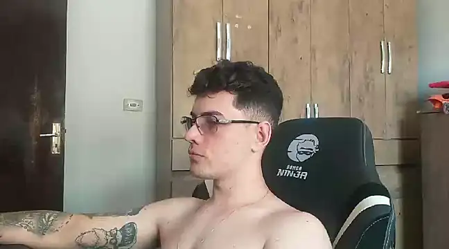 Snapshot of Dyllan__ chatting on 01.24.25 Dyllan online show from 01.24.25