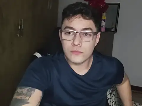 Snapshot of Dyllan__ chatting on 10.12.25 Dyllan online show from 10.12.25