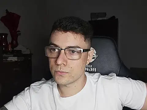 Snapshot of Dyllan__ chatting on 10.20.25 Dyllan online show from 10.20.25