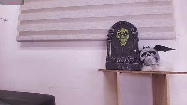 Auroraa miller online show from 10.10.25