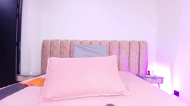 Auroraa miller online show from 11.19.25