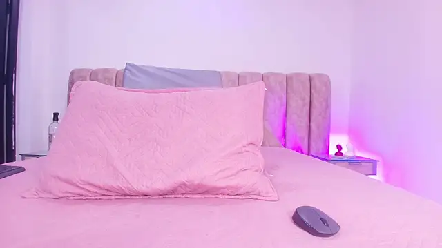 Auroraa miller online show from 11.29.25